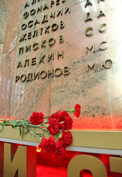 ﻿Тульские полицейские почтили память погибших сотрудников Алехина и Родионова