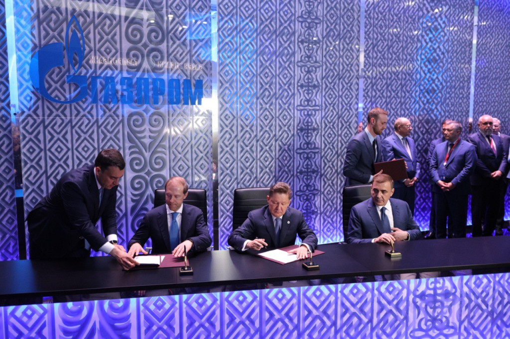 Подписи в документе поставили Алексей Дюмин, Денис Мантуров, Алексей Миллер / Тульская служба новостей