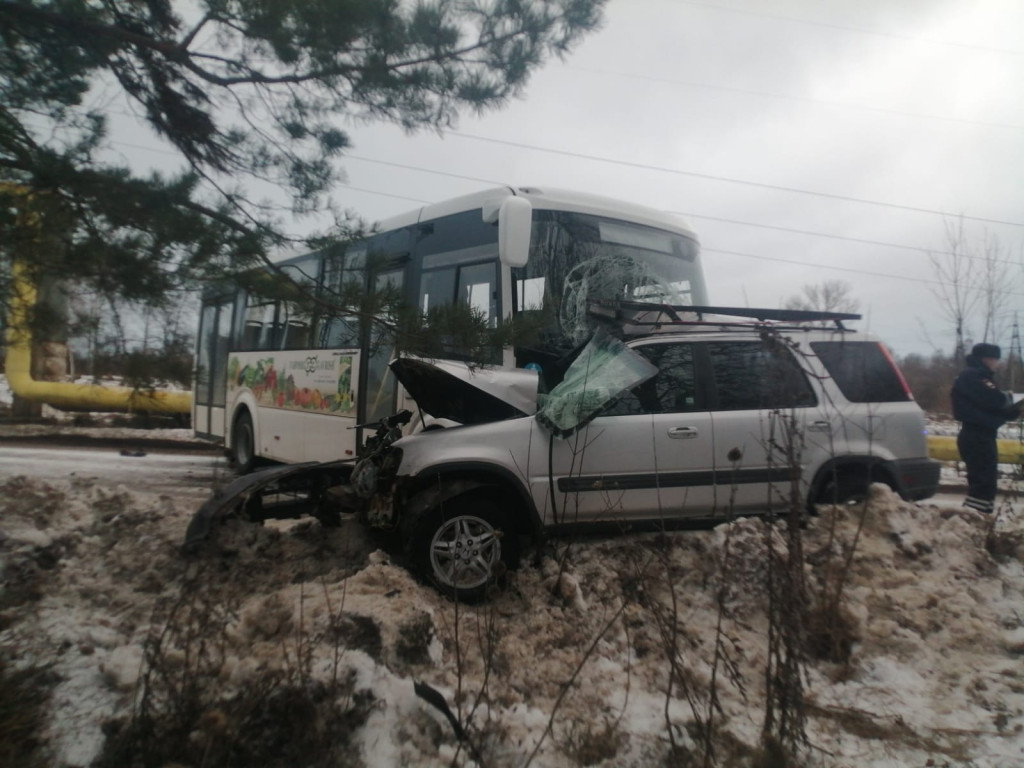 В Алексине водитель внедорожника Honda скончался после столкновения с автобусом