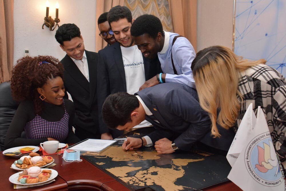 В какой стране учиться. В какой стране учиться. Иностранные студенты в россии статистика. Страны по уровню образования. Образование топ стран.