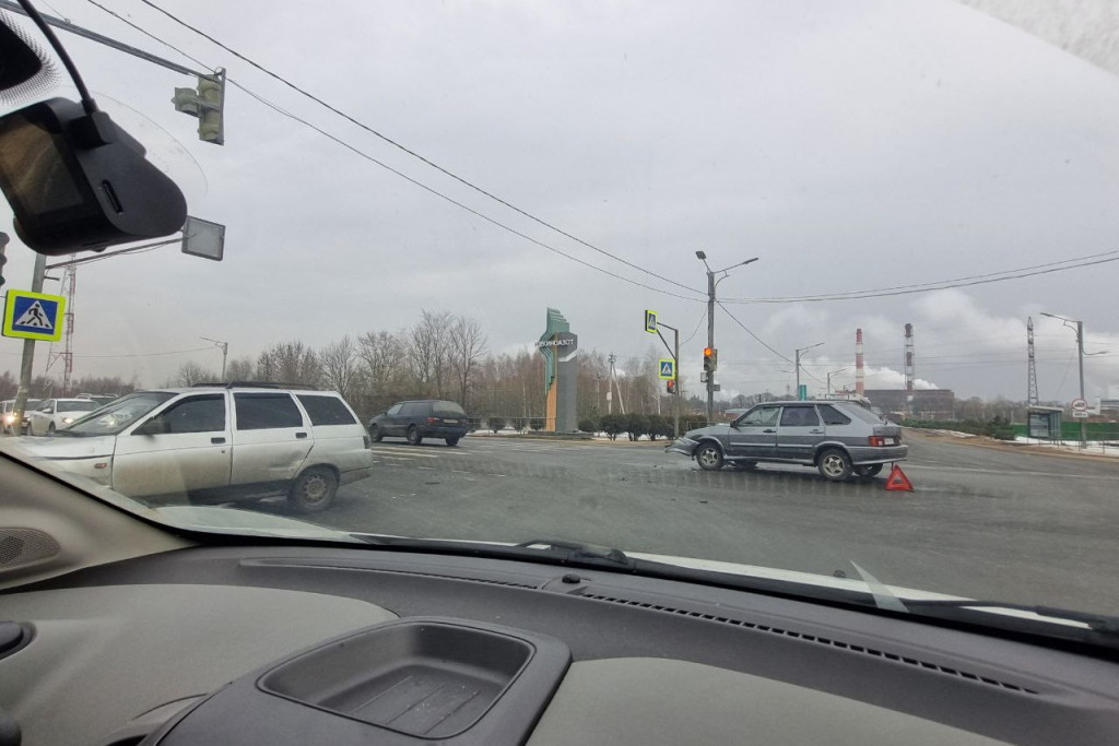 Авария произошла на выезде из Щекино / Тульская служба новостей Авария произошла на выезде из Щекино / Тульская служба новостей