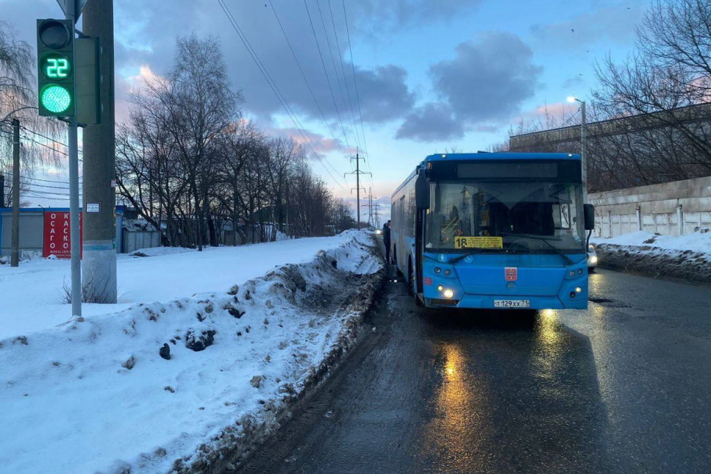 Автобус попал в ДТП на улице Щегловская засека в Туле