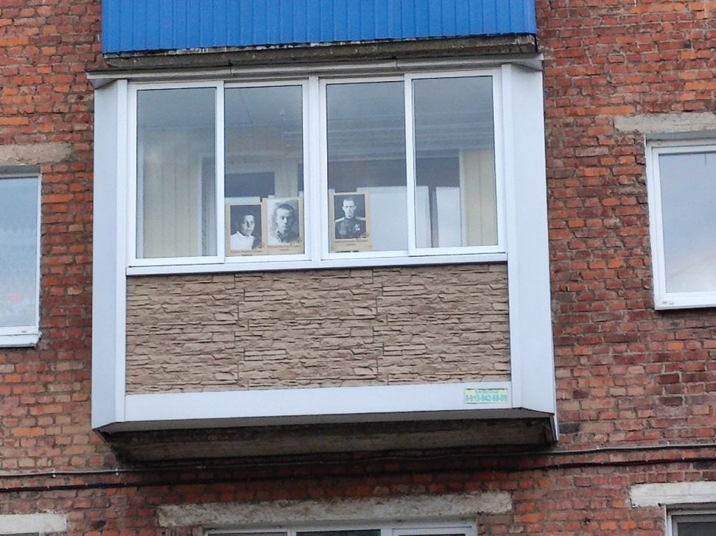 Туляки начали выставлять в окнах портреты своих героев для участия в альтернативном "Бессмертном полку"