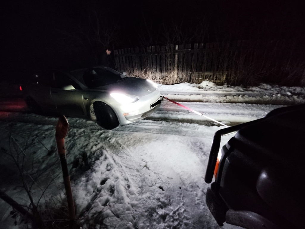 В Зареченском районе Тульской области Tesla не смог пройти испытания весенними дорогами