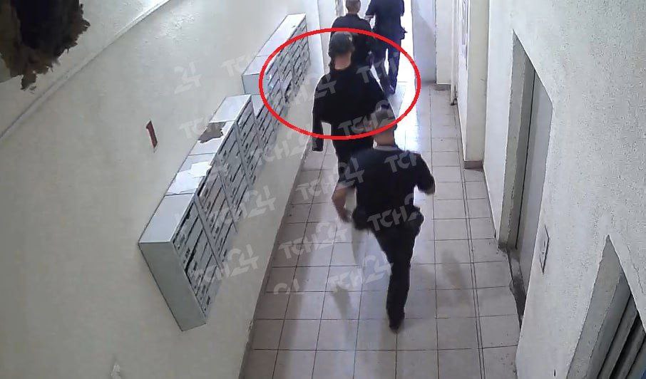 уводят наручник.jpg