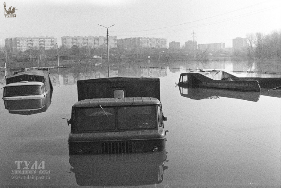 На месте парковки нынешнего ТЦ 1994.png