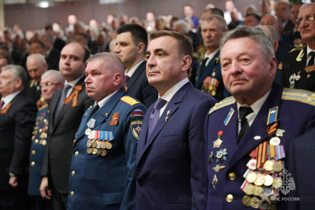 Алексей Дюмин вручил ему медаль «За отвагу» / тульское МЧС Алексей Дюмин вручил ему медаль «За отвагу» / тульское МЧС