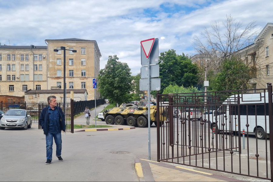 На данный момент росгвардейцы и их техника уехали со двора / Тульская служба новостей На данный момент росгвардейцы и их техника уехали со двора / Тульская служба новостей