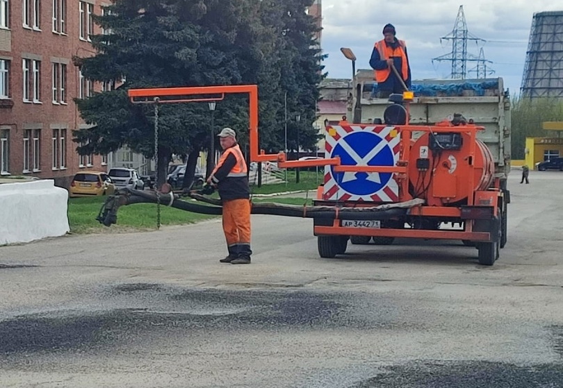 ﻿В Ефремове приступили к ямочному ремонту дорог