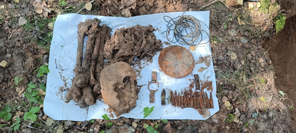 коп монет 2023. раскопки на местах боев под нарофоминском. коп с металлоискателем в заброшенной деревне. находки копателей 2022. находки 2023 года.