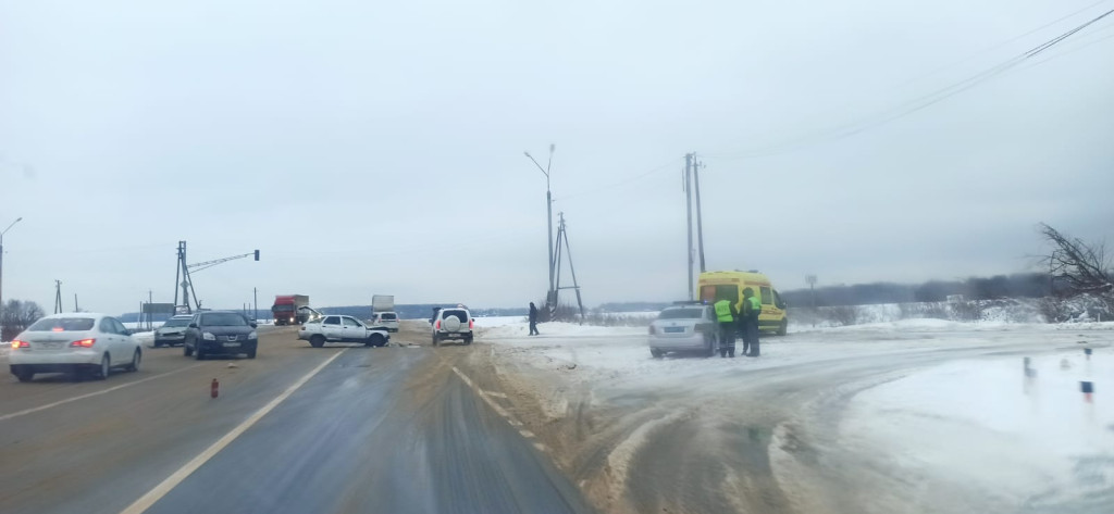 На пересечении трассы Тула-Калуга столкнулись иномарка и ВАЗ