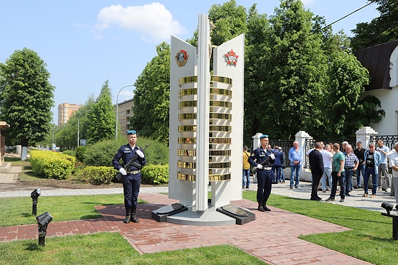 Почетные гости и участники мероприятия возложили цветы к стеле / гордума