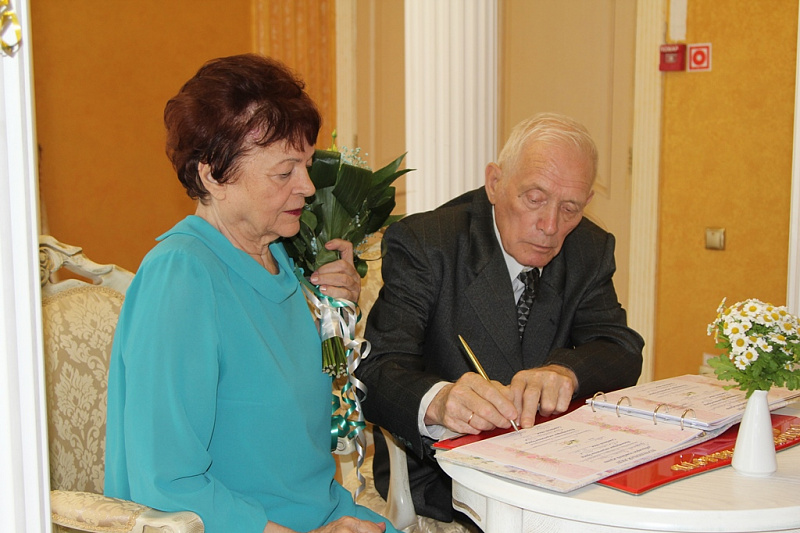 В Туле чествовали супружескую пару, отметившую 60-летие семейной жизни