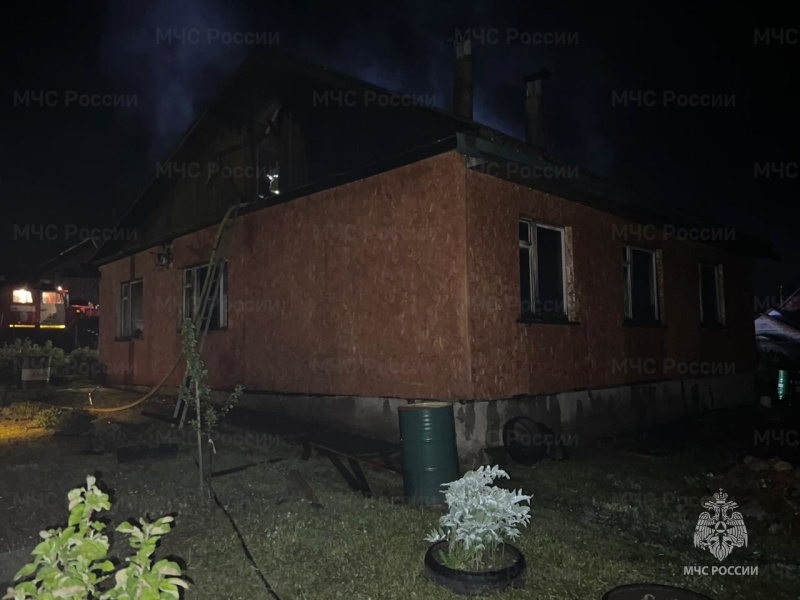 В доме полностью выгорели комната и коридор, погибли два человека / тульское МЧС В доме полностью выгорели комната и коридор, погибли два человека / тульское МЧС