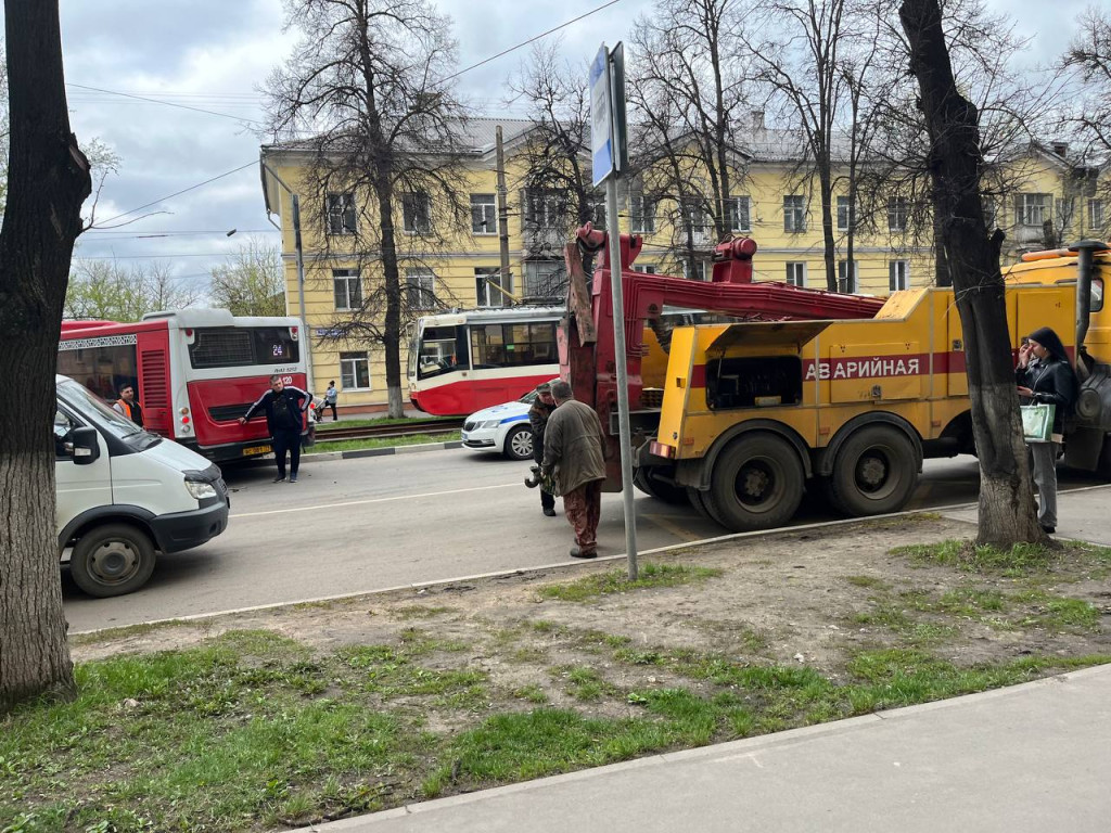 ﻿Тройное ДТП произошло на трамвайных путях на улице Доватора в Туле