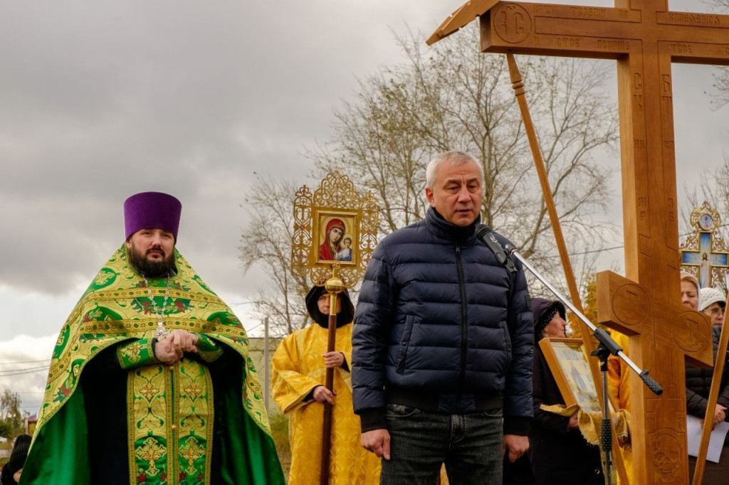 В Ефремове освятили поклонный Крест на месте будущего в честь Преподобного Сергия Радонежского