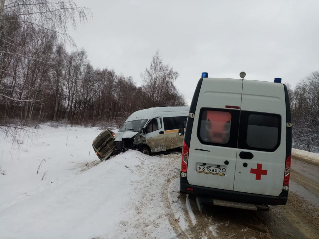 Два человека погибли при столкновении маршрутки с автомобилем &quot;Лада Ларгус&quot; в Кимовском районе  Тульской области