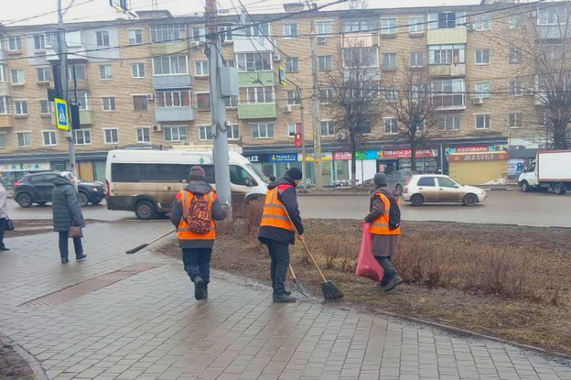 В Туле продолжается уборка дорог и тротуаров 27 марта