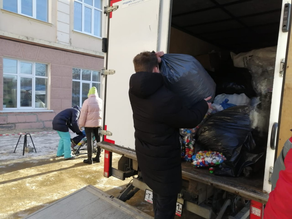 Из школ и детсадов Новомосковска, Узловой и Донского вывезли более тонны пластиковых крышек