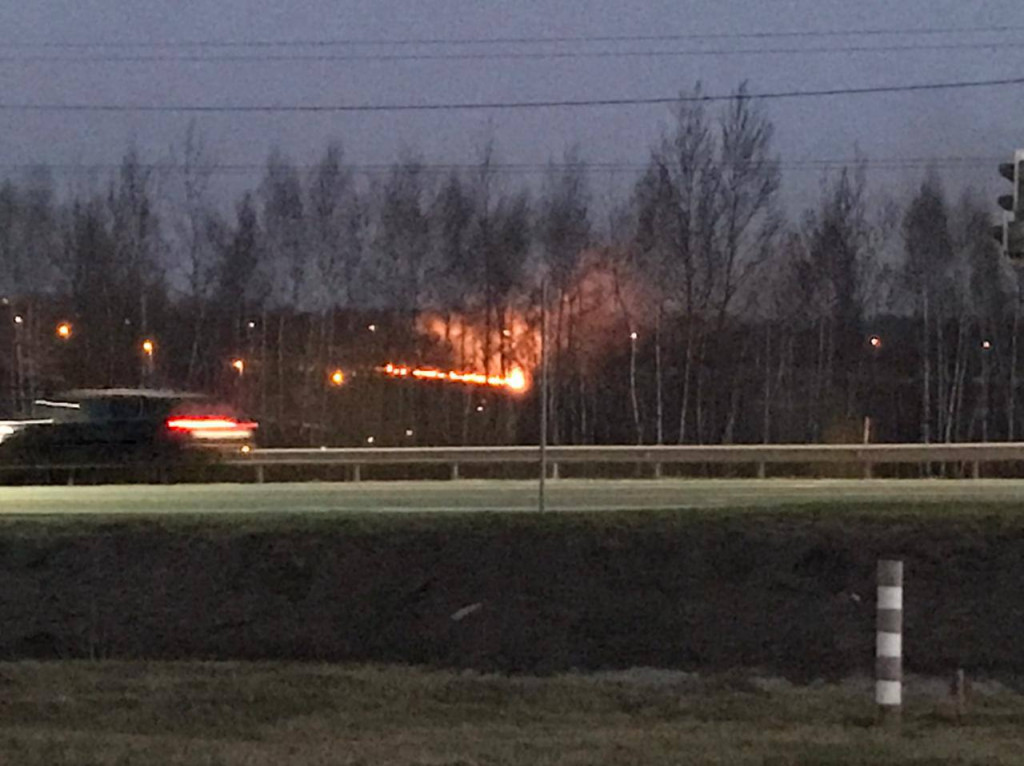Очевидцы делятся фото горящих полей на Калужском шоссе