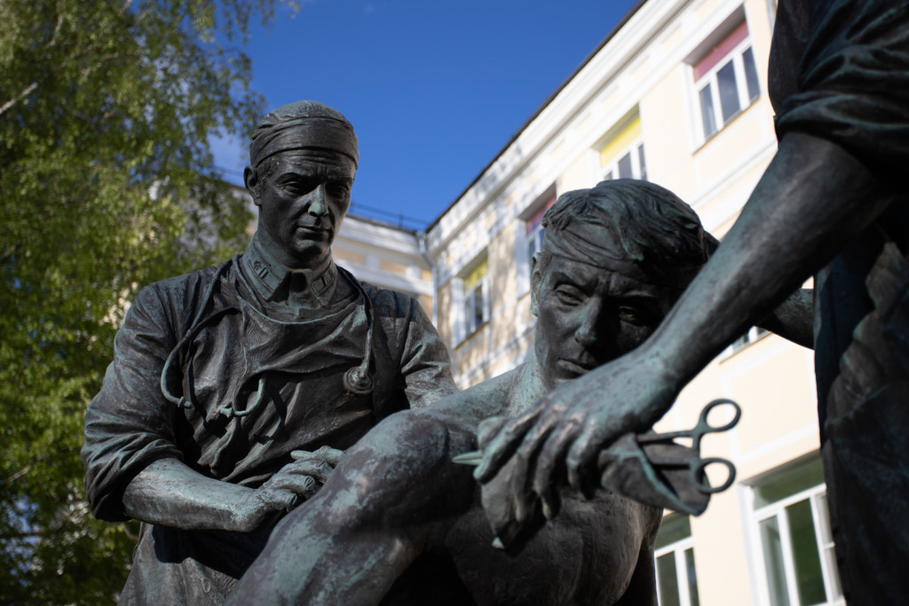 Памятник военным врачам и медицинским сестрам / Тульская служба новостей 