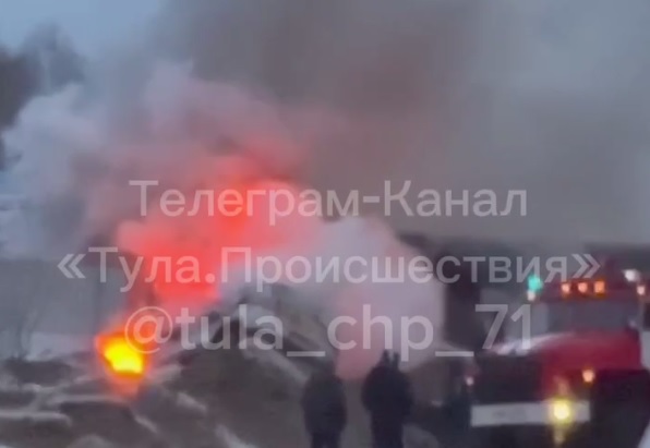 Фура и легковушка вспыхнули после столкновения на трассе "Тула – Новомосковск"