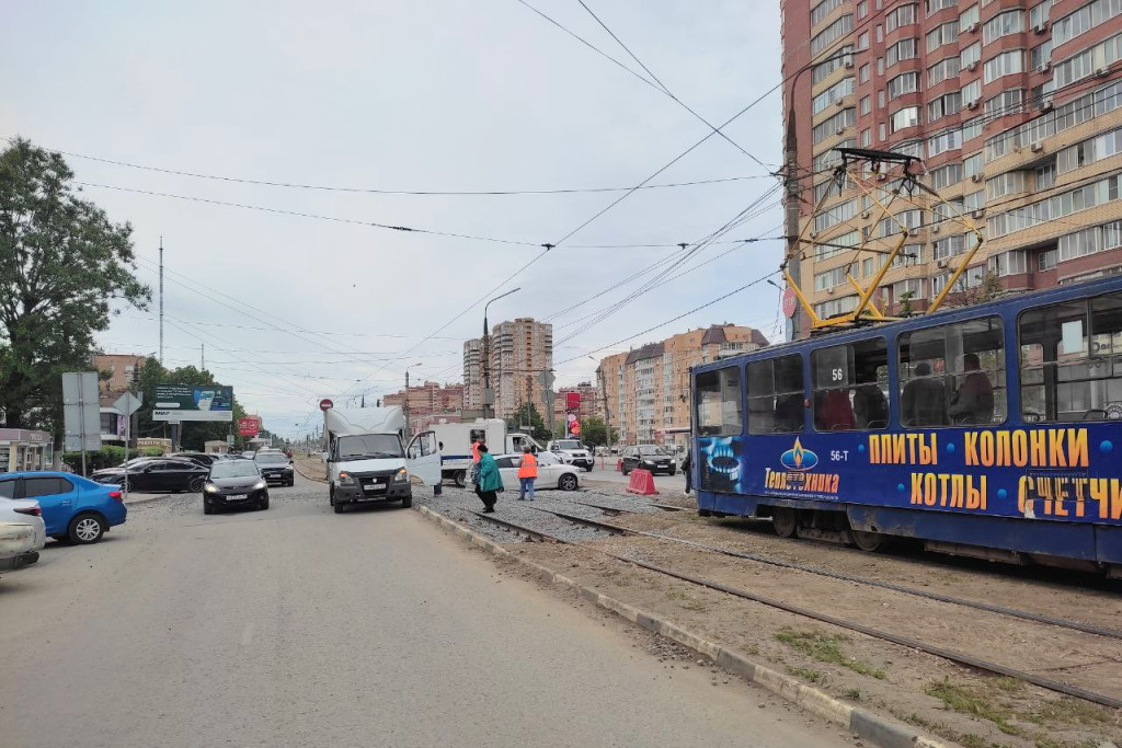 Водитель пытался выехать на проспект Ленина, но устроил транспортный коллапс / Тульская служба новостей