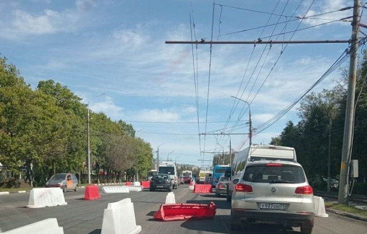 Жители Тулы пожаловались на «летающие» заграждения на проспекте Ленина