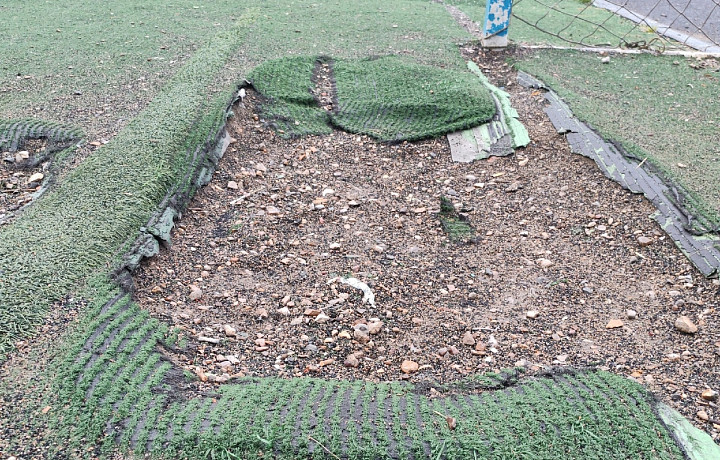 В Туле не нашли нарушений при приемке школы в Пролетарском районе: жители опубликовали фото с разрухой и ямами на футбольном поле