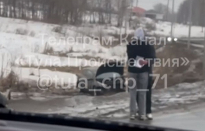 В Туле на Веневском шоссе автомобиль вылетел в кювет