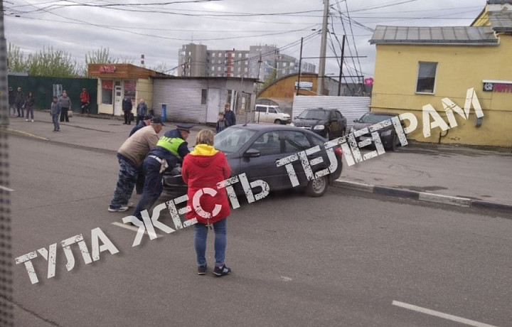 ﻿В Туле машина без водителя выкатилась под трамвай и устроила пробку