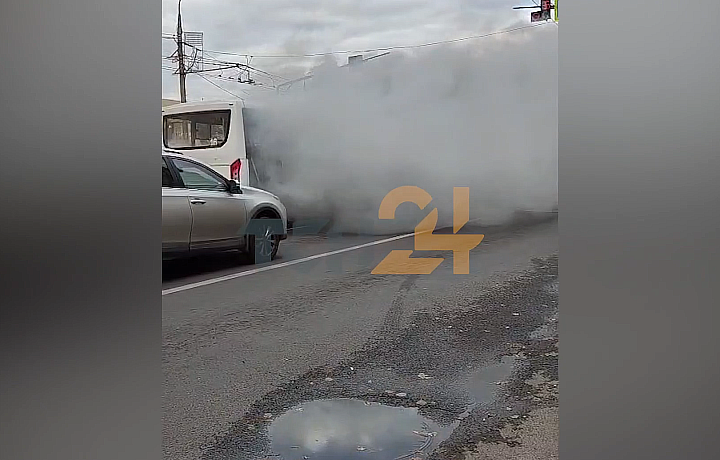 На перекрестке Красноармейского проспекта и улицы Лейтейзена в Туле задымился автобус