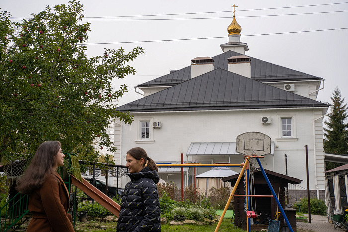 «А хочешь, я тебе расскажу про свои четыре жизни?»: как сейчас живут монахини и откуда в тульских Горелках появился приют, в котором спасают детей?