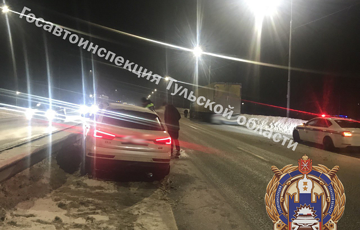 На трассе М-4 «Дон» в Тульской области грузовик врезался в отбойник и легковушку