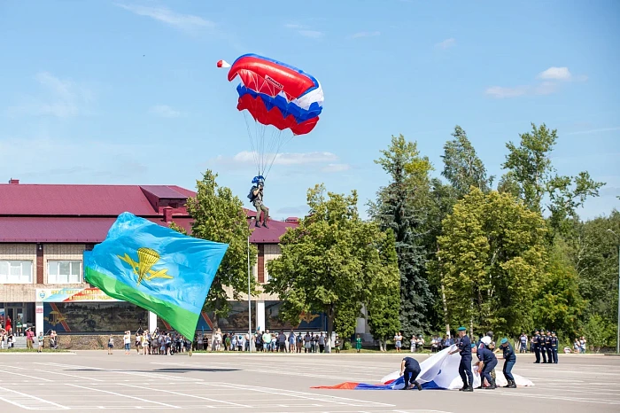Алексей Дюмин поздравил тульских десантников с Днем ВДВ