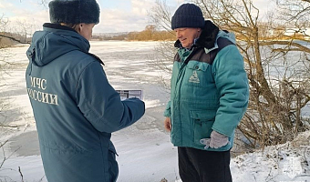 Сотрудники ГИМС рассказали тулякам, как помочь человеку, провалившемуся под лед