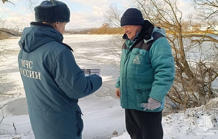 Сотрудники ГИМС рассказали тулякам, как помочь человеку, провалившемуся под лед