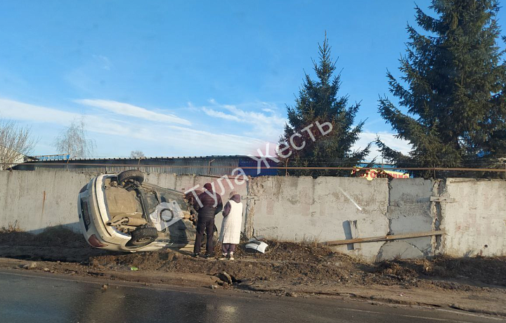 На Алексинском шоссе Тулы перевернулся Volkswagen