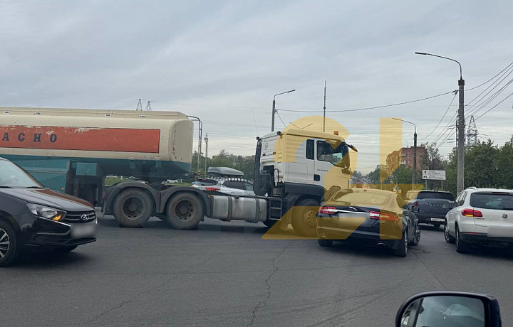 На Восточном обводе в Туле собралась пробка из-за ДТП с иномаркой и фурой