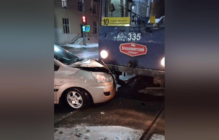 ДТП на улице Металлургов в Туле парализовало движение трамваев