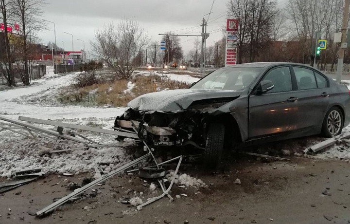 На Одоевском шоссе в Туле автомобиль BMW врезался в забор