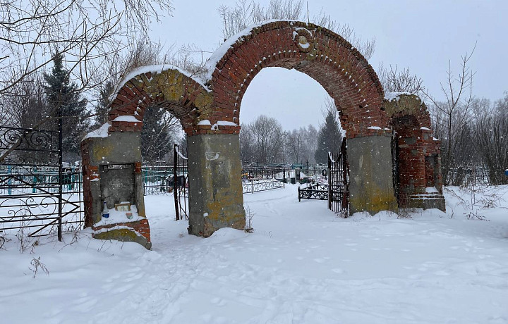 Местные жители пожаловались на беспредел на Крапивенском кладбище
