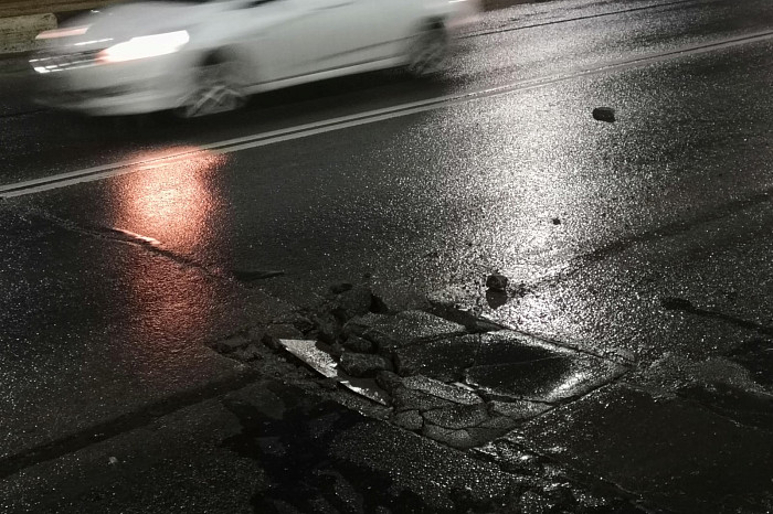 «Пробиты шины и покрышки, погнуты диски»: пострадавшие из-за ямы на Павшинском мосту в Туле автомобилисты рассказали подробности