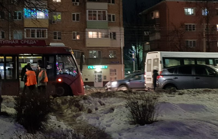 На проспекте Ленина в Туле столкнулись маршрутка и троллейбус