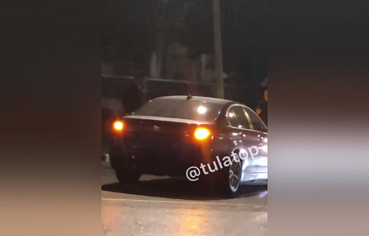 Автомобиль врезался в столб на Крестовоздвиженской площади в Туле