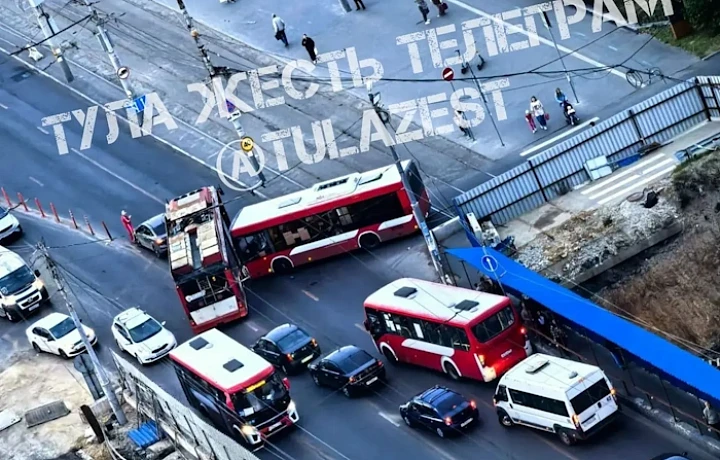 Троллейбус и автобус устроили ДТП на Зеленстрое в Туле
