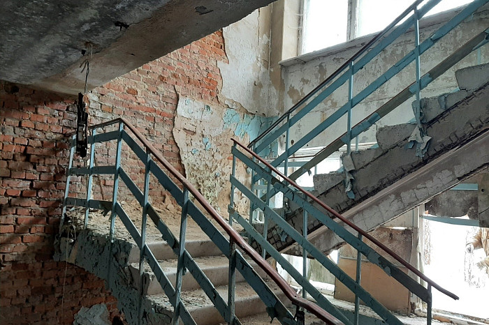 Остались стеклоблоки, граненые стаканы, фотообои и бюст Ленина: под Тулой продают заброшенную советскую спортбазу