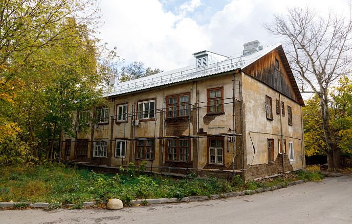 «Все это рухнет людям на голову»: Почему 70-летний разваливающийся деревянный дом по улице Шухова в Туле до сих пор не могут признать аварийным