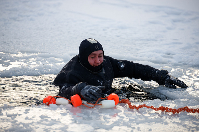 Тульские спасатели провели тренировку по спасению людей из водоемов
