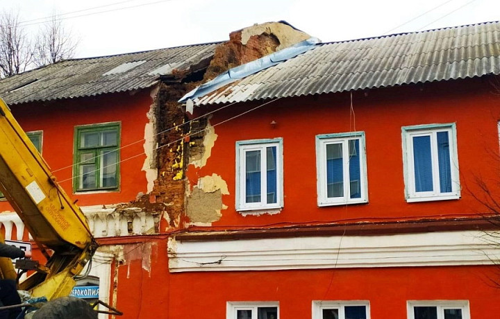 В Богородицке обрушилась часть стены старинного двухэтажного здания